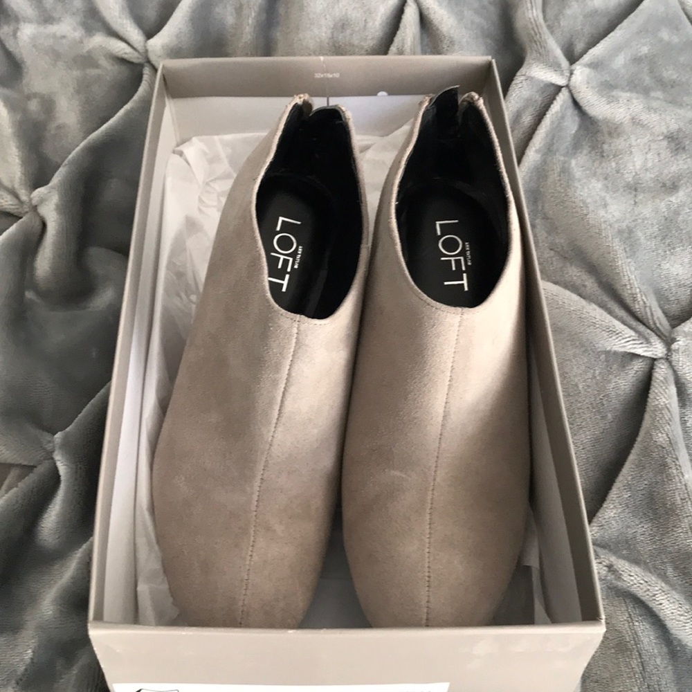 Cute pair of Loft wedge booties